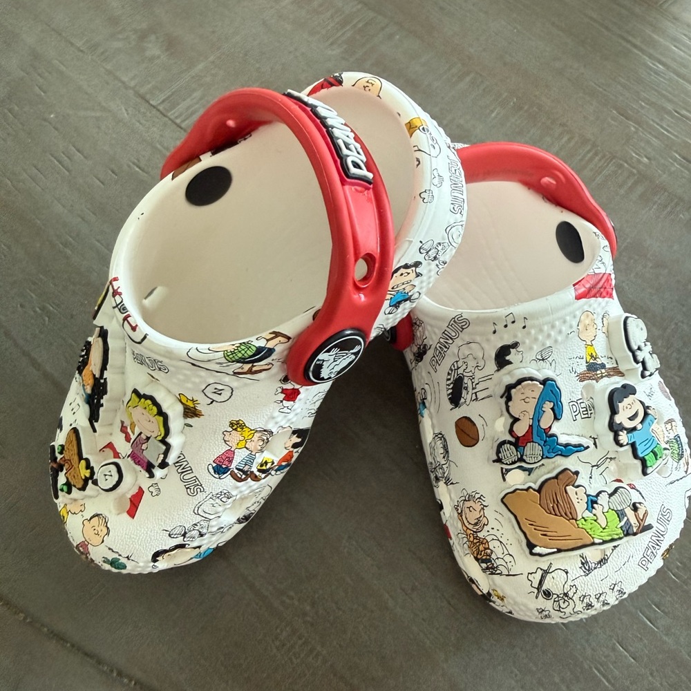 CROCS Kids White Peanuts Print Clogs with Red Strap